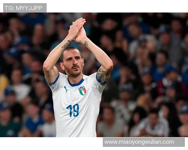 意大利足球明星优雅西服造型展现绅士风范与运动魅力